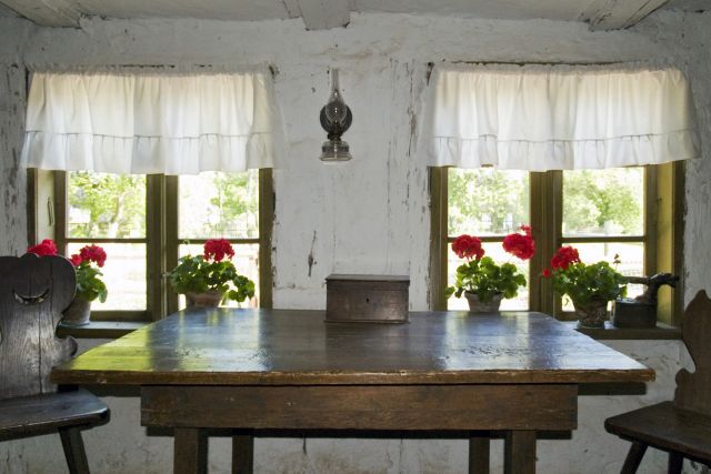 Wnętrze chaty w Klukach